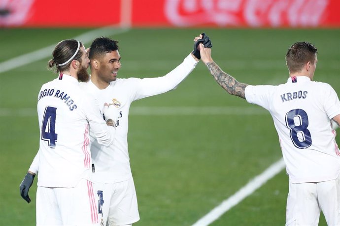 Carlos Henrique 'Casemiro' celebra el gol de la victoria del Real Madrid ante el Granada