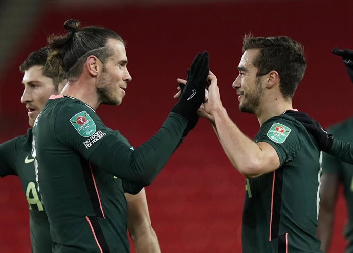 Gareth Bale celebra el primer gol con su compañero Harry Winks en el partido de Copa de la Liga ante el Stoke City