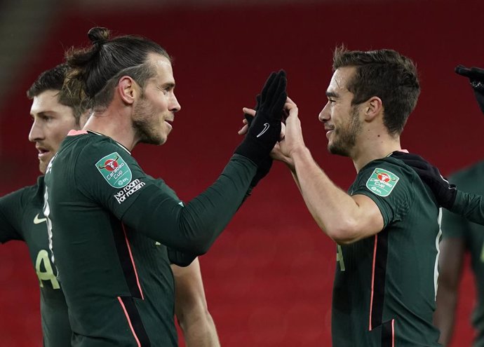 23 December 2020, England, Stoke-on-Trent: Tottenham Hotspur's Gareth Bale (L) celebrates scoring his side's first goal with teammate Harry Winks during the English Carabao Cup Quarter Final soccer match between Stoke City and Tottenham Hotspur at the b