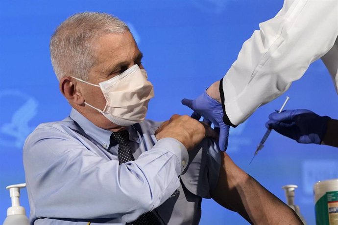 La principal autoridad científica de la lucha contra el coronavirus en Estados Unidos, Anthony Fauci, recibe la vacuna frente al coronavirus