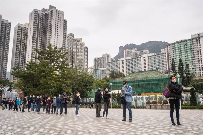 Un grupo de personas hace cola en Hong Kong para hacerse un test de detección de coronavirus. 