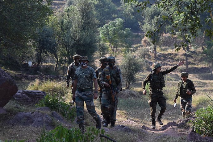 10 October 2020, India, Mendhar: Indian army patrols on the Indian side of Line of Control in Poonch district of Jammu and Kashmir, after several houses were damaged in heavy overnight shelling from Pakistan. Photo: Nazim Ali Khan/ZUMA Wire/dpa