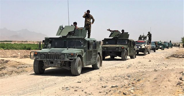 Agentes de las fuerzas de seguridad afganas desplegados en una operación en Kandahar, en el sur de Afganistán