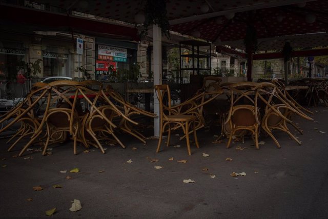 Sillas recogidas en la terraza de un bar cerrado por la pandemia