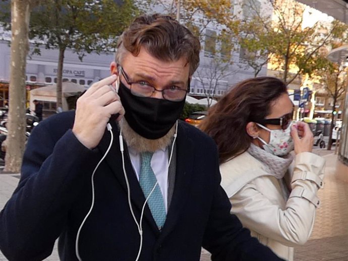 Telma Ortiz y Robert Gavin Bonnar disfrutan de un paseo por las calles de Barcelona