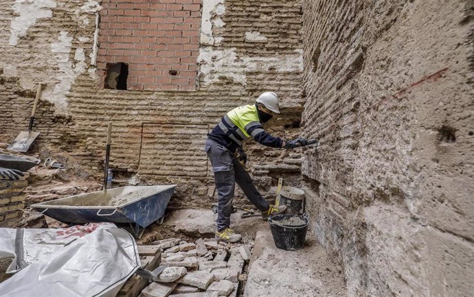 Un obrero trabaja en la rehabilitación del Palacio de Valeriola, en Valncia, Comunitat Valenciana (España), a 17 de diciembre de 2020.  El pasado mes de agosto comenzaron las obras para rehabilitar el conjunto de edificios que conforman el Palacio de V