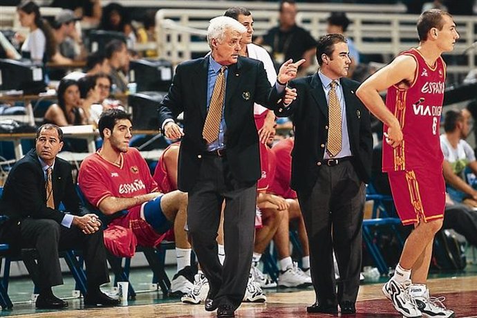 Lolo Sainz dirigiendo a la selección española