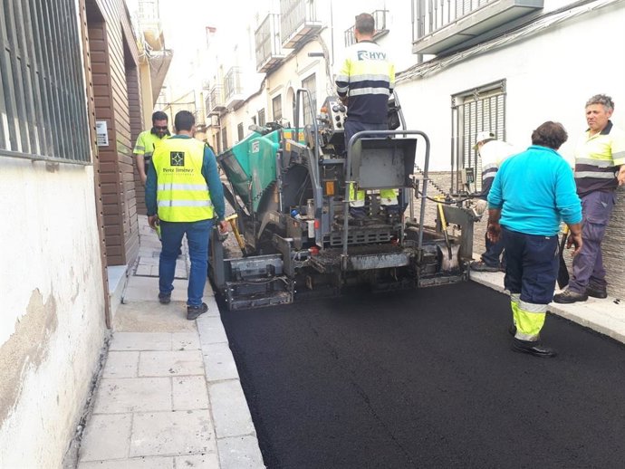Ayuntamiento de Jaén asfalta la calle Agustina de Aragón para solucionar problemas de calado de la vía