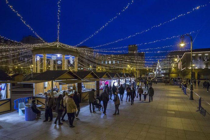 Un total de 26 artesanos ofrecen sus productos en la Feria de Navidad de la plaza del Castillo de Pamplona.