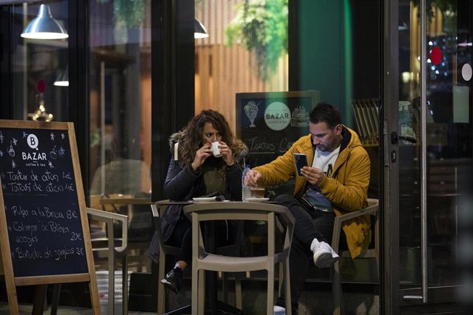 Dos personas en la terraza de un bar