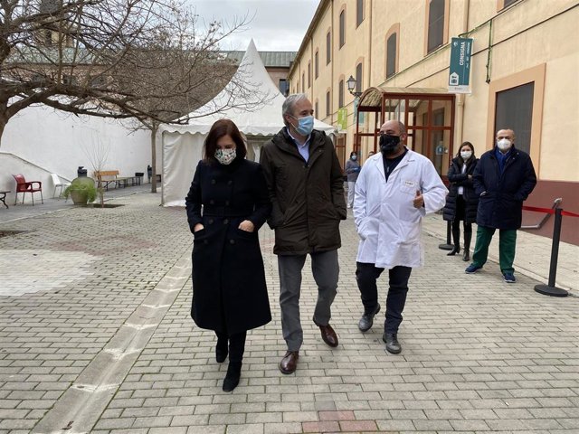 El alcalde, Jorge Azcón, y la vicealcaldesa, Sara Fernández, han visitado el Albergue Municipal.