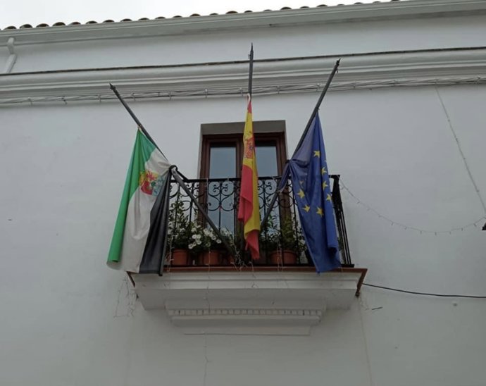 Banderas a media asta en Cabeza la Vaca