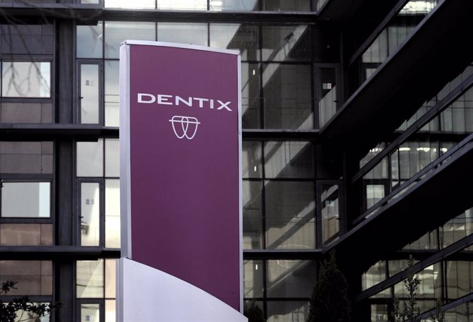 Logo de Dentix en la sede de la firma de salud dental en Madrid.