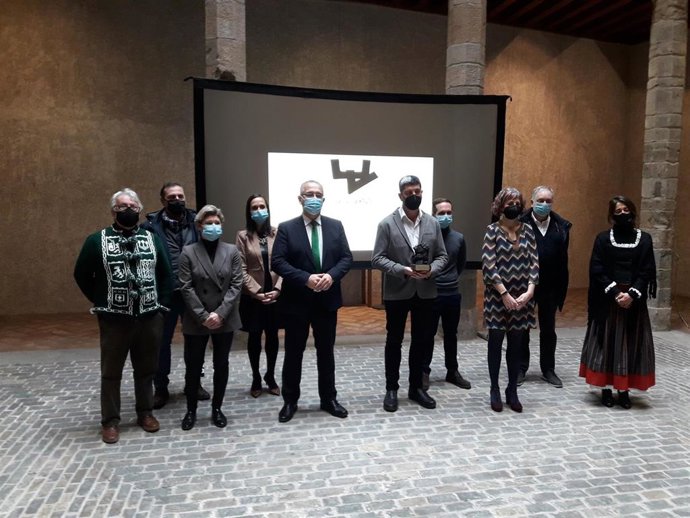 El escritor e investigador Fernando Hualde recibe el premio Txondorra Carbón Vegetal 2020.
