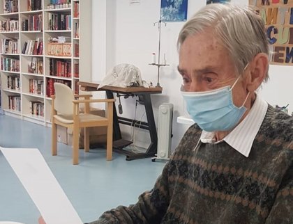 'Adopta Un Abuelo' acompaña a casi 3.000 mayores con más de 130.000 cartas en Navidad: "Gracias por pensar en nosotros"