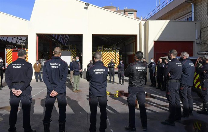 Visita de Ballesta a los efectivos que están de guardia en Navidad