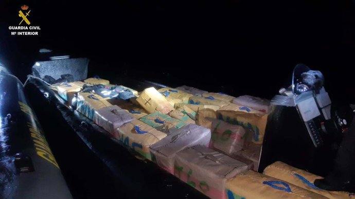 Guardia Civil interviene más de 3.000 kilos de hachís en la costa de Huelva y detiene a cuatro personas