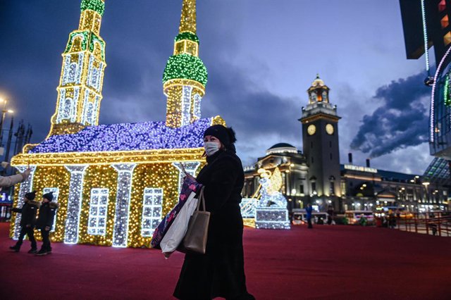 Una mujer con mascarilla pasaea por el centro de Moscú