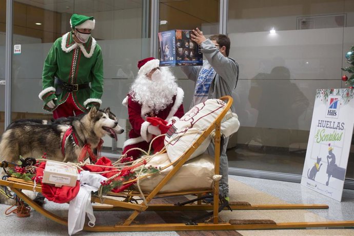 Visita de Papá Noel, un elfo y perros al Hospital Quirónsalud Málaga para hacer más amena la estancia durante la Navidad
