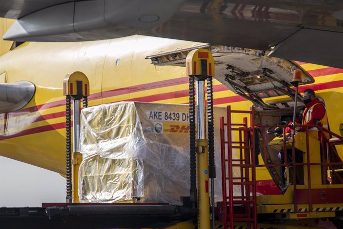 23 December 2020, Mexico, Mexico City: Workers unload the first shipment of the coronavirus Pfizer vaccine from a DHL Boeing 767-339 at the international airport. Photo: Jair Cabrera Torres/dpa