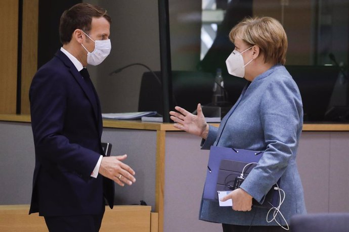15 October 2020, Belgium, Brussels: French President Emmanuel Macron and German Chancellor Angela Merkel talk before the start of a two days European Council summit focusing on Brexit negotiations. Photo: Pool Thierry Roge/BELGA/dpa
