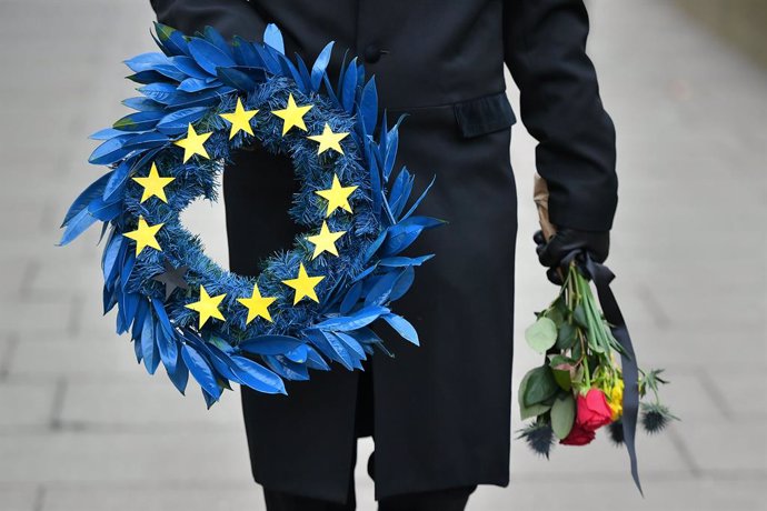 31 January 2020, England, London: A man dressed as a mortician hold a wreath with 11 stars instead of the 12 stars of the EU flag in Parliament Square, ahead of the UK leaving the European Union at 11pm on Friday. Photo: Dominic Lipinski/PA Wire/dpa
