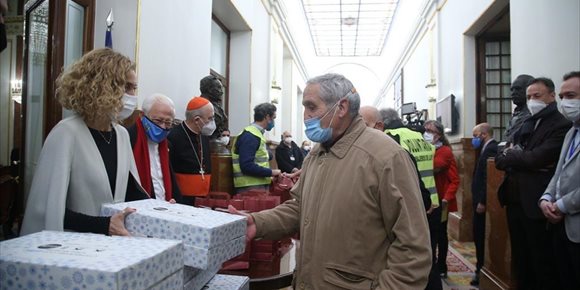 4. El Congreso abre sus puertas para una cena de Nochebuena organizada por Mensajeros de la Paz para personas vulnerables