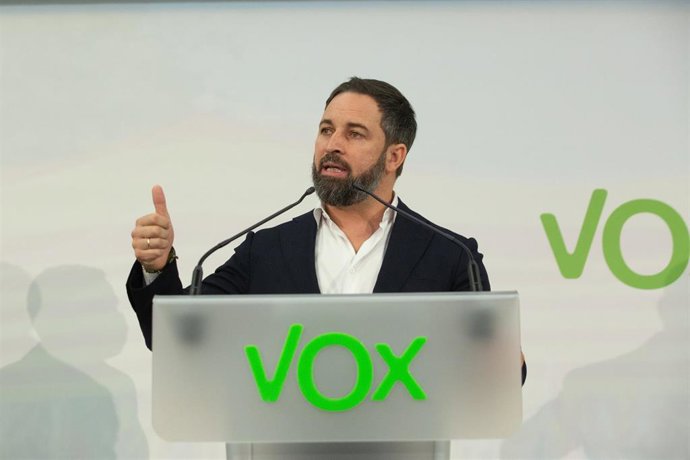 El líder de Vox, Santiago Abascal, interviene en un acto preelectoral en el Hotel Barcelona Sants, en Barcelona