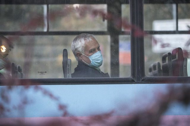 Un hombre con mascarilla en un autobús de Teherán
