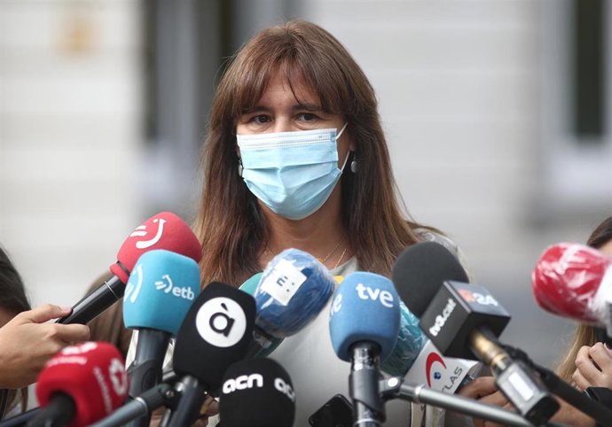 La portavoz parlamentaria de Junts per Catalunya, Laura Borrás, ofrece declaraciones a los medios de comunicación en las inmediaciones del Tribunal Supremo (TS), en Madrid
