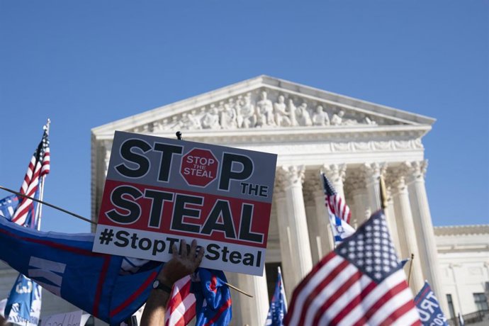 Seguidores del presidente de EEUU, Donald Trump, se manifiestan contra el supuesto fraude electoral 
