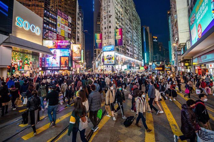 20 December 2020, China, Hong kong: People are seen wearing facemasks as preventive measure against the spread of coronavirus as they cross the road in a shopping area. Photo: Geovien So/SOPA Images via ZUMA Wire/dpa