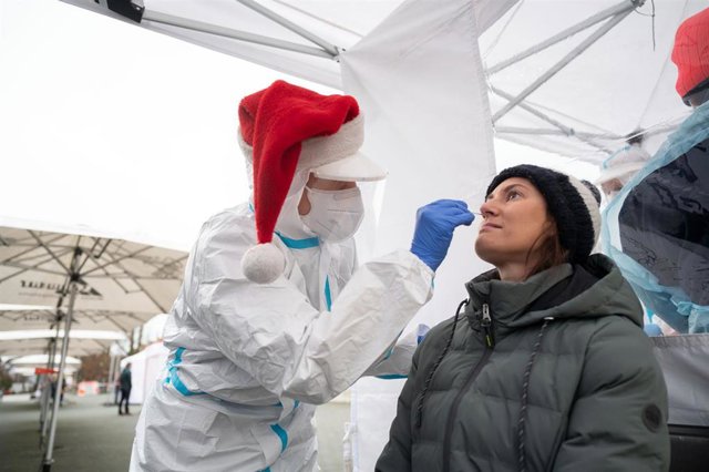 Personal sanitario realiza un test de coronavirus en Alemania