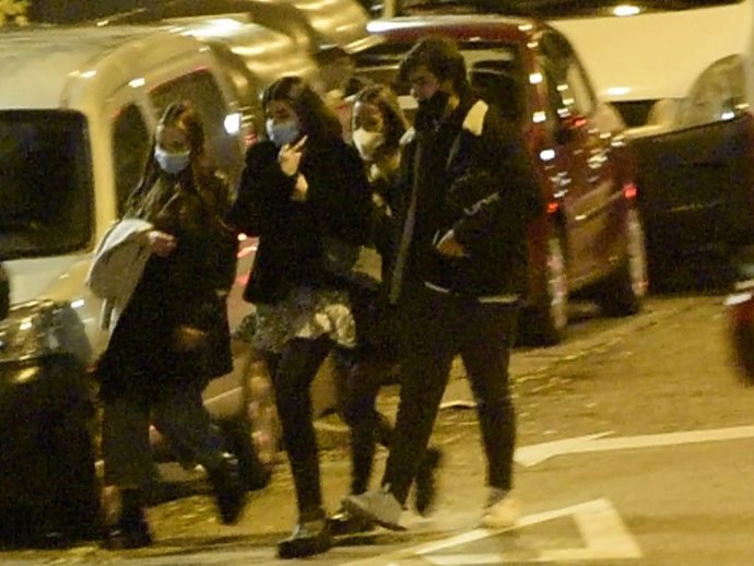 Jorge Bárcenas con amigas en la noche madrileña