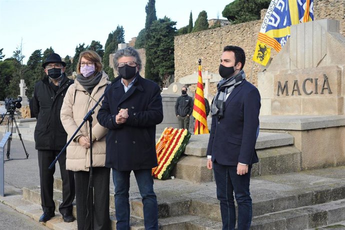 Toni Castell y Titon Lailla en el cementerio de Montjuc de Barcelona en la ofrenda de Demcrates ante la tumba del expresidente de la Generalitat Francesc Maci
