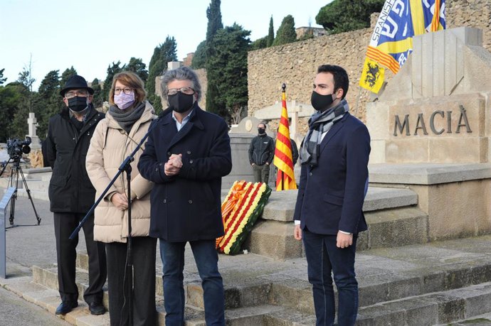 Toni Castell i Titon Lailla en el cementiri de Montjuc de Barcelona en l'ofrena de Demcrates davant la tomba de l'expresident de la Generalitat Francesc Maci