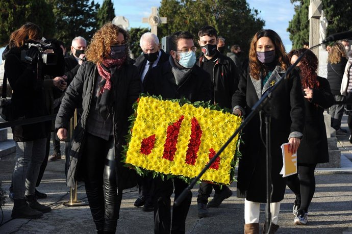Ester Capella, Ernest Maragall, Pere Aragons i Laura Vilagr en el cementiri de Montjuc de Barcelona en l'ofrena d'ERC davant la tomba de l'expresident de la Generalitat Francesc Maci