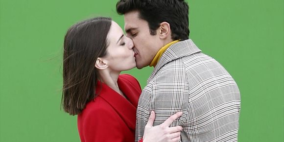 1. El apasionado beso de María Valverde y Álex González (por exigencias del guión)