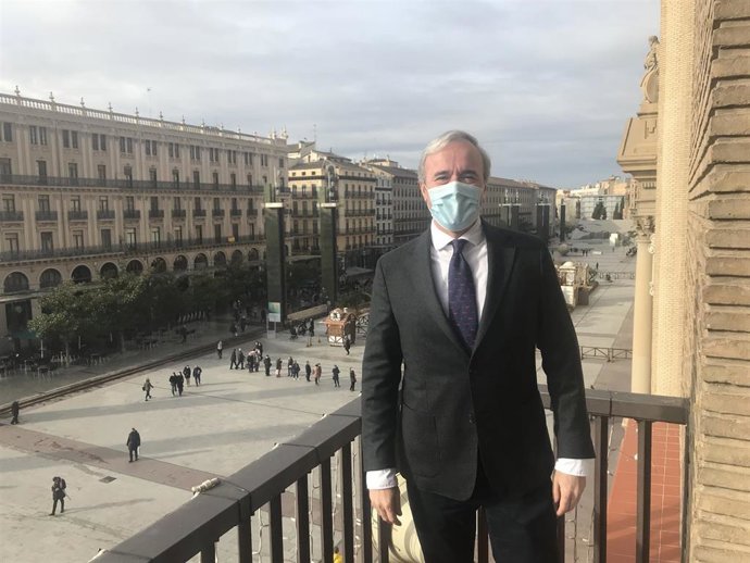 El alcalde de Zargoza, Jorge Azcón, en el balcón del Ayuntamiento