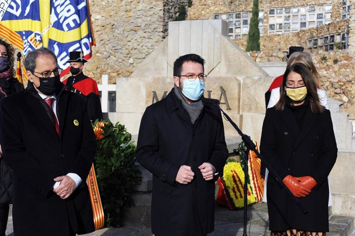 El expresidente de la Generalitat Quim Torra, el vicepresidente Pere Aragons y la consellera Meritxell Budó en el cementerio de Montjuc de Barcelona en la ofrenda del PDeCAT ante la tumba del expresidente de la Generalitat Francesc Maci