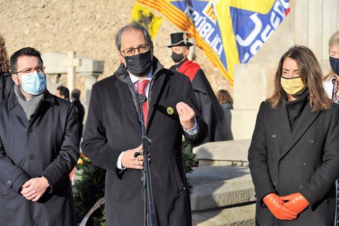 El expresidente de la Generalitat Quim Torra, el vicepresidente Pere Aragons y la consellera Meritxell Budó en el cementerio de Montjuc de Barcelona en la ofrenda del PDeCAT ante la tumba del expresidente de la Generalitat Francesc Maci