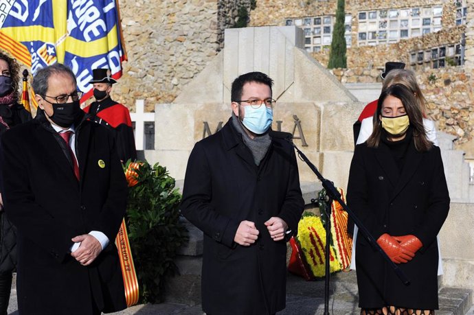 L'expresident de la Generalitat Quim Torra, el vicepresident Pere Aragons i la consellera Meritxell Budó en el cementiri de Montjuc de Barcelona en l'ofrena del PDeCAT davant la tomba de l'expresident de la Generalitat Francesc Maci