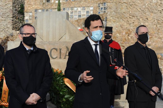 El president del Parlament, Roger Torrent, flanquejat pels membres de la Mesa Josep Costa i Eusebi Campdepadrós en el cementiri de Montjuc de Barcelona en l'ofrena  en la tomba de Francesc Maci