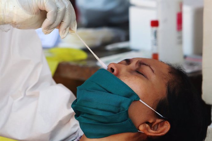 Prueba PCR en Indonesia durante la pandemia de coronavirus