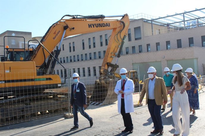 El consejero de Salud, Jesús Aguirre, visita unas obras en el Juan Ramón Jiménez de Huelva.