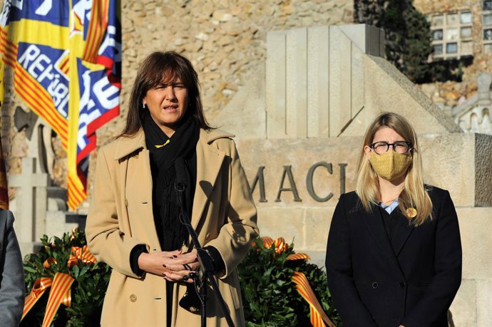 Laura Borrs i Elsa Artadi en el cementiri de Montjuc de Barcelona en l'ofrena de JxCat davant la tomba de l'expresident de la Generalitat Francesc Maci