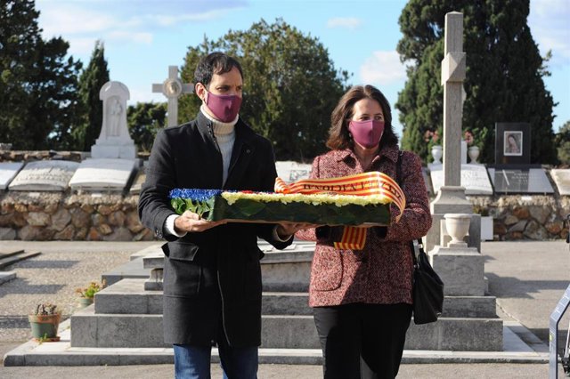 Adrià Alsina y Elisenda Paluzie en el cementerio de Montjuïc de Barcelona en la ofrenda de la ANC ante la tumba del expresidente de la Generalitat Francesc Macià
