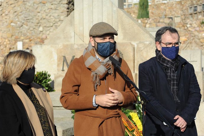 Marcel Mauri en el cementiri de Montjuc de Barcelona en l'ofrena d'mnium Cultural davant la tomba de l'expresident de la Generalitat Francesc Maci