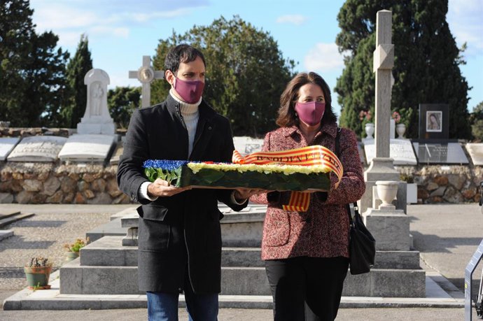 Adri Alsina i Elisenda Paluzie en el cementiri de Montjuc de Barcelona en l'ofrena de l'ANC davant la tomba de l'expresident de la Generalitat Francesc Maci