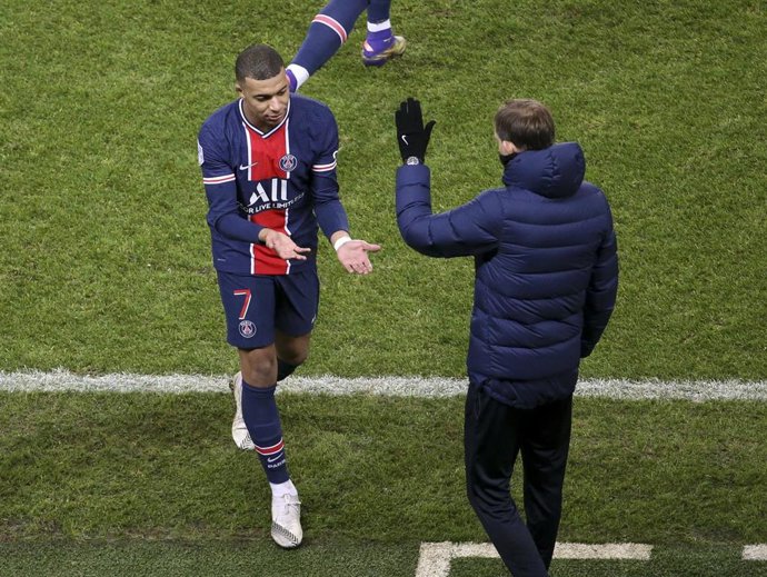 Kylian Mbappe saluda su Thomas Tuchel en un cambio